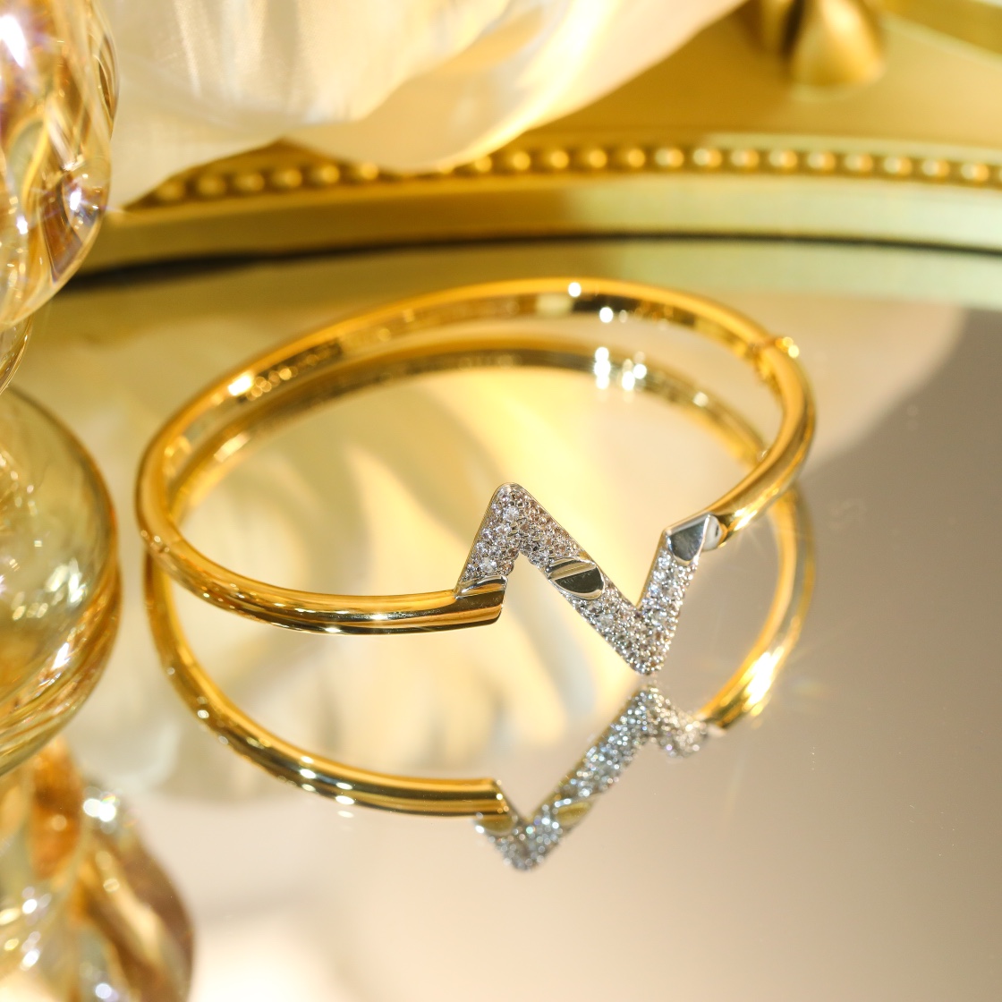 TOP Louis Vuitton LV Impulse Bracelet w Stones - Gold