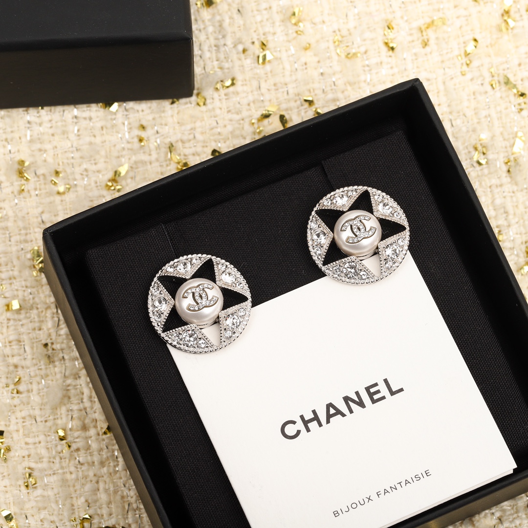 TOP CHANEL Star CC Earrings
