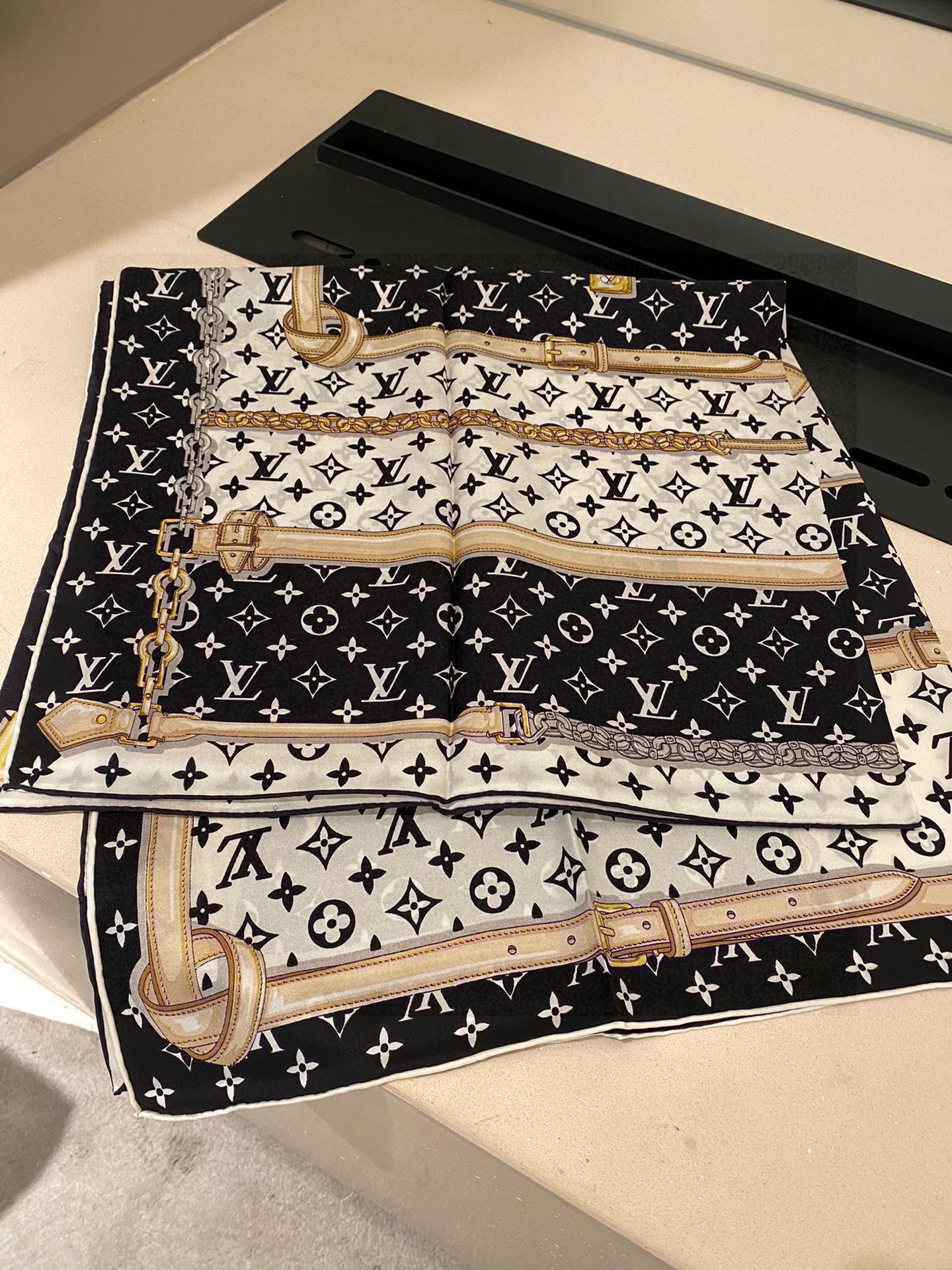 TOP Louis Vuitton LV L*V Silk Square Scarf