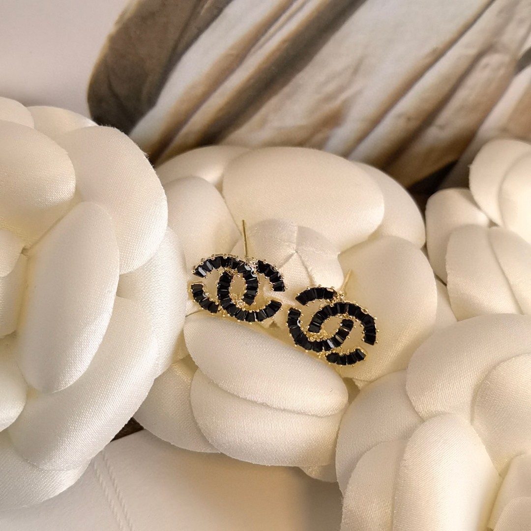 TOP CHANEL Square Black Diamond CC Earrings