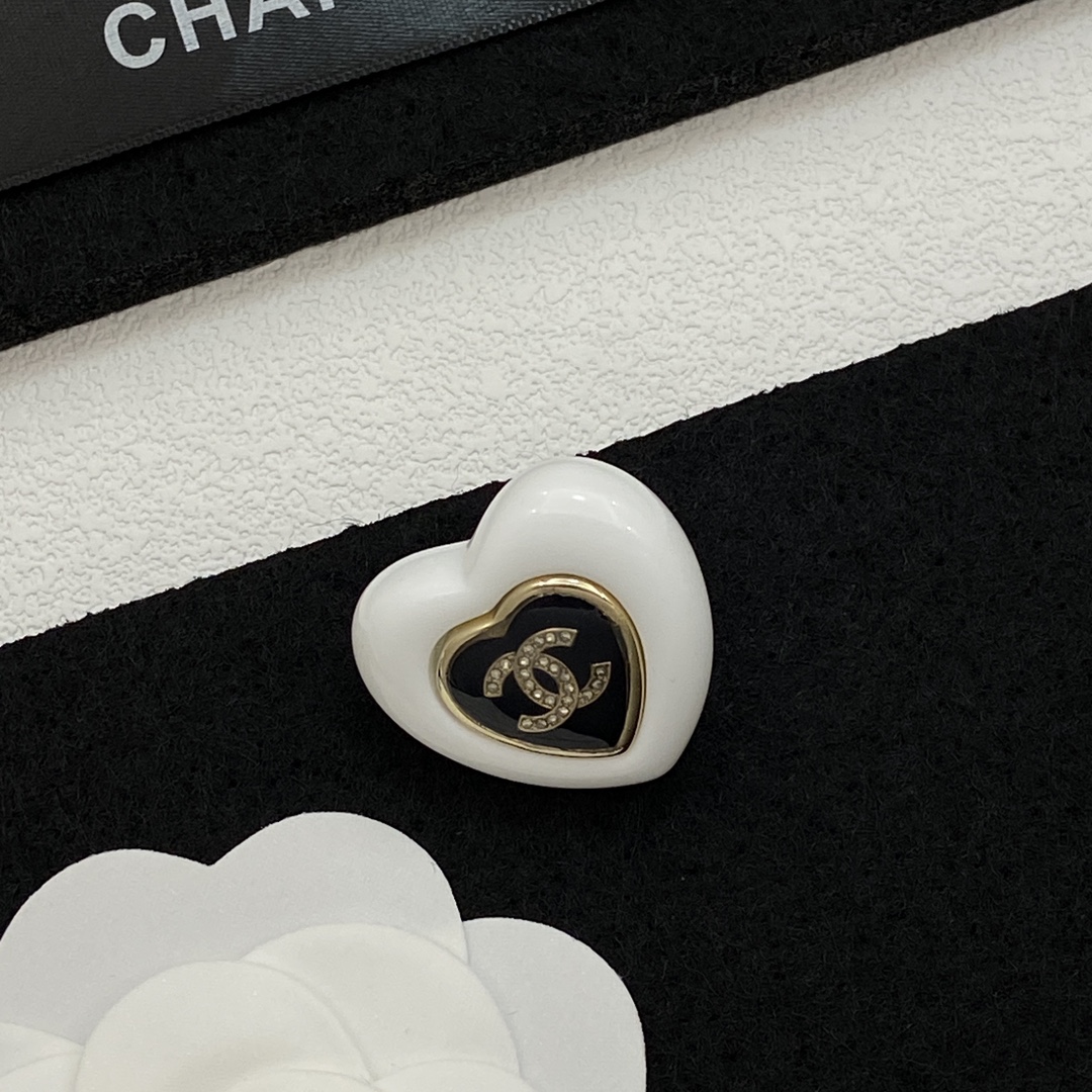 TOP CHANEL Brooch - White