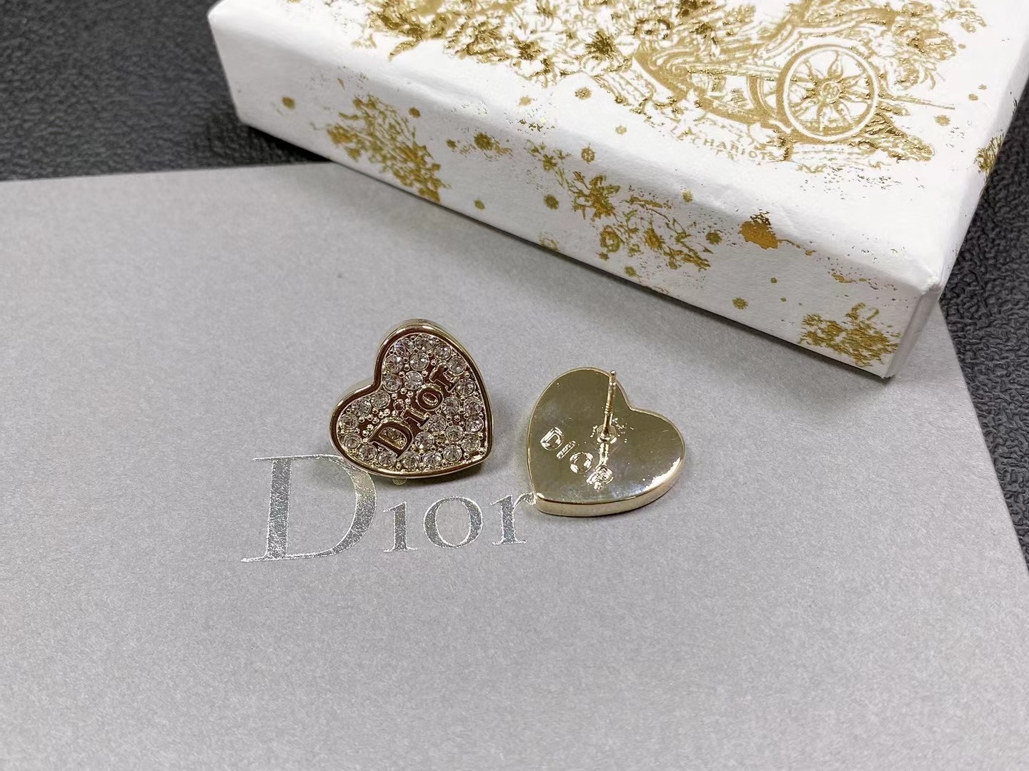TOP Christian Dior Heart Stud Earrings - Gold