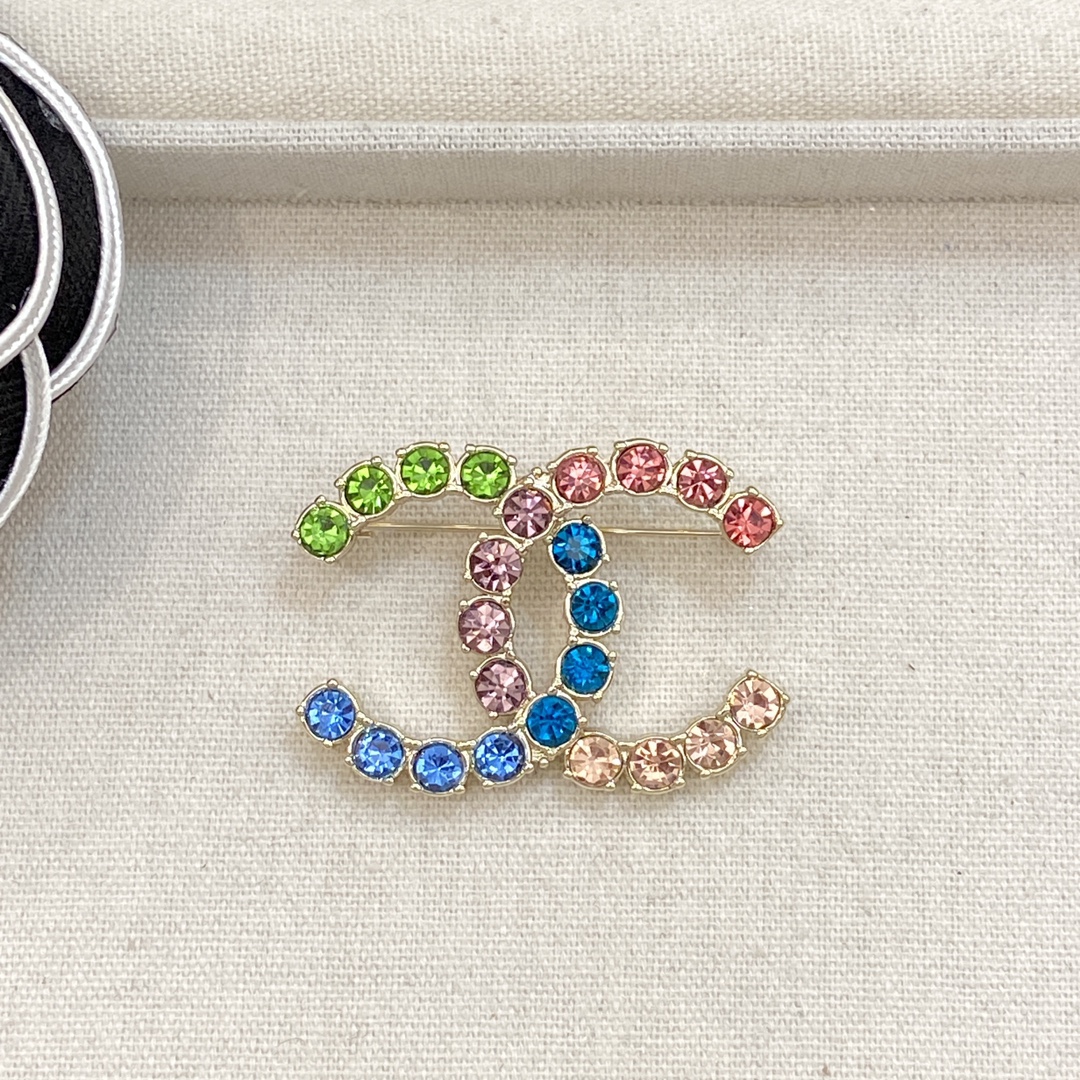 TOP CHANEL Brooch with Colorful Diamonds - Gold
