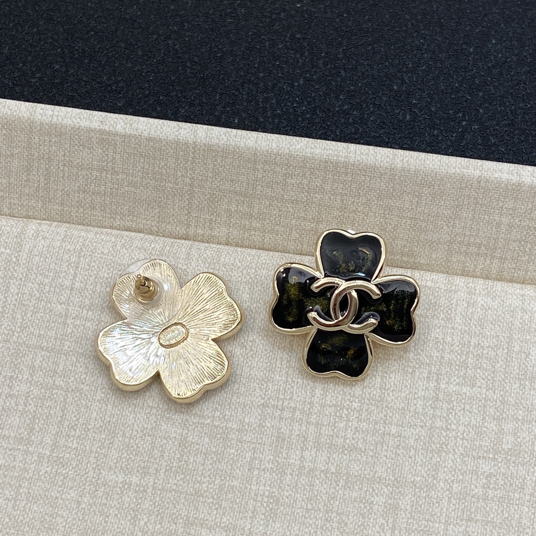 TOP CHANEL Four Leaf Clover Earrings - BLack