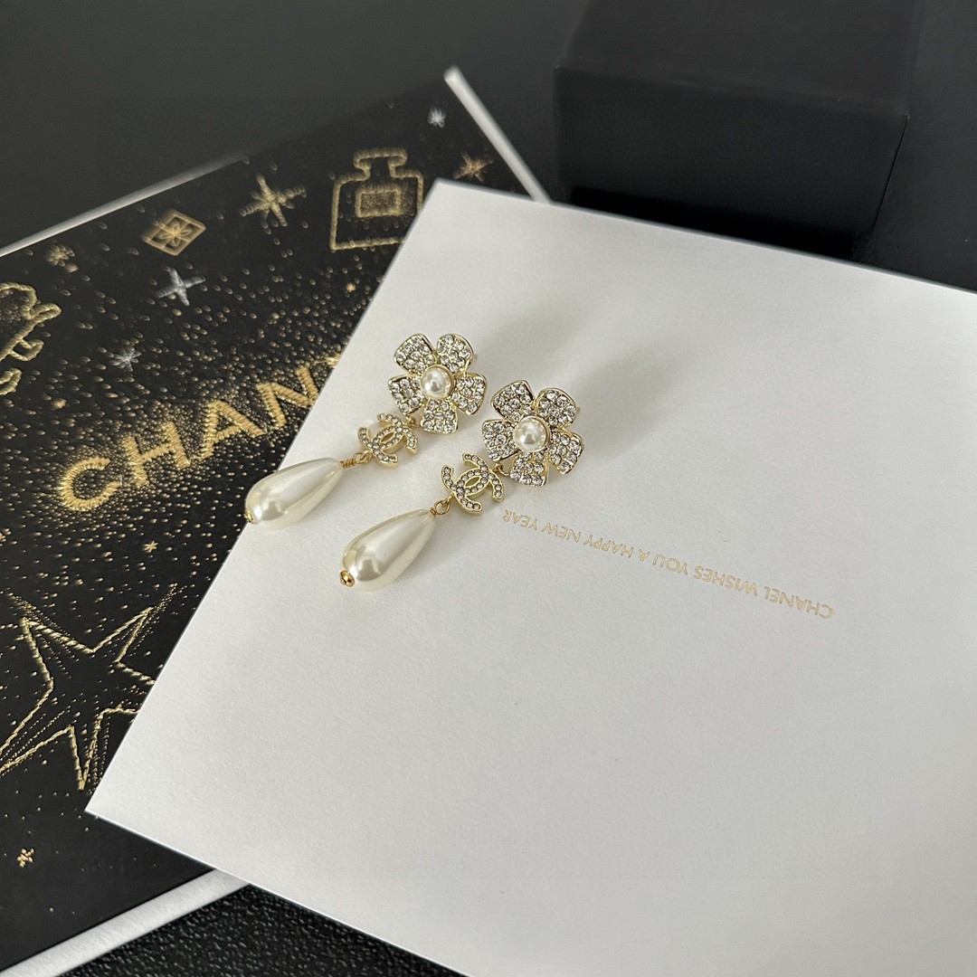 TOP CHANEL Flower Pearl Stud Earrings - Gold