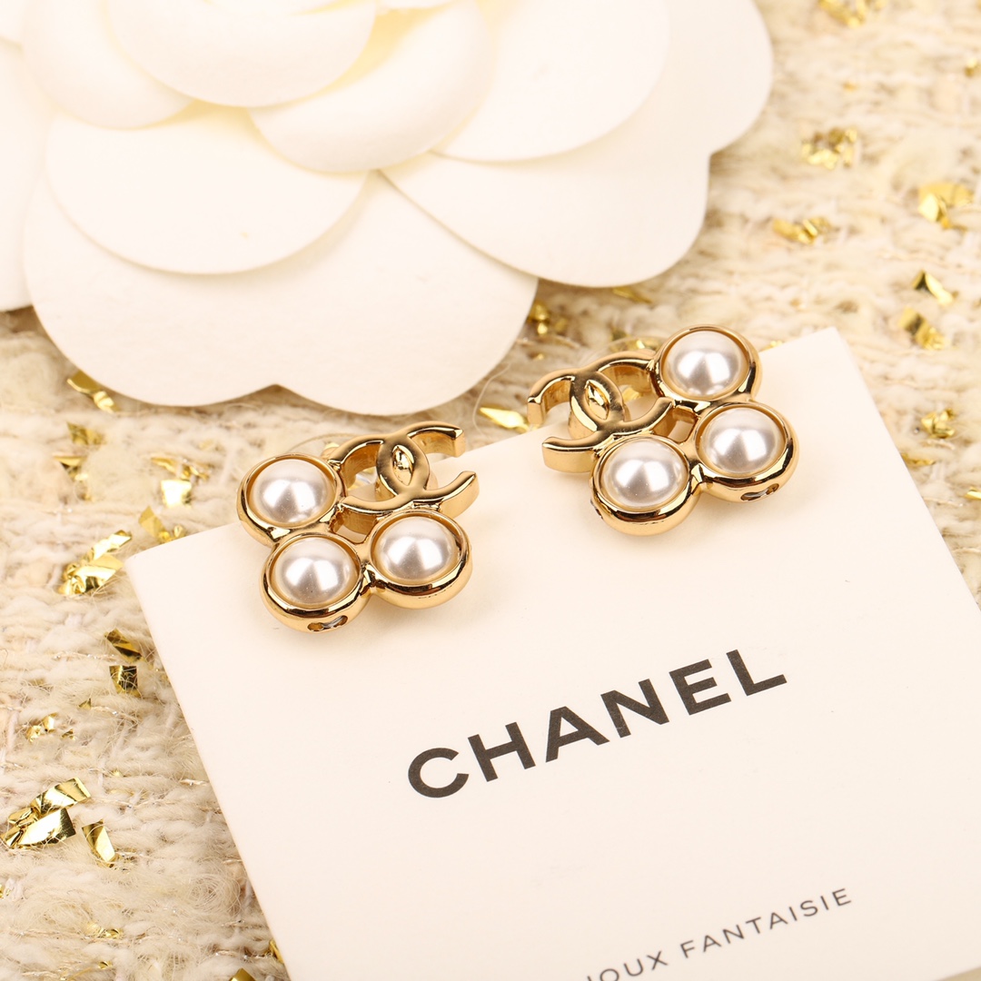 TOP CHANEL CC Pearl Earrings