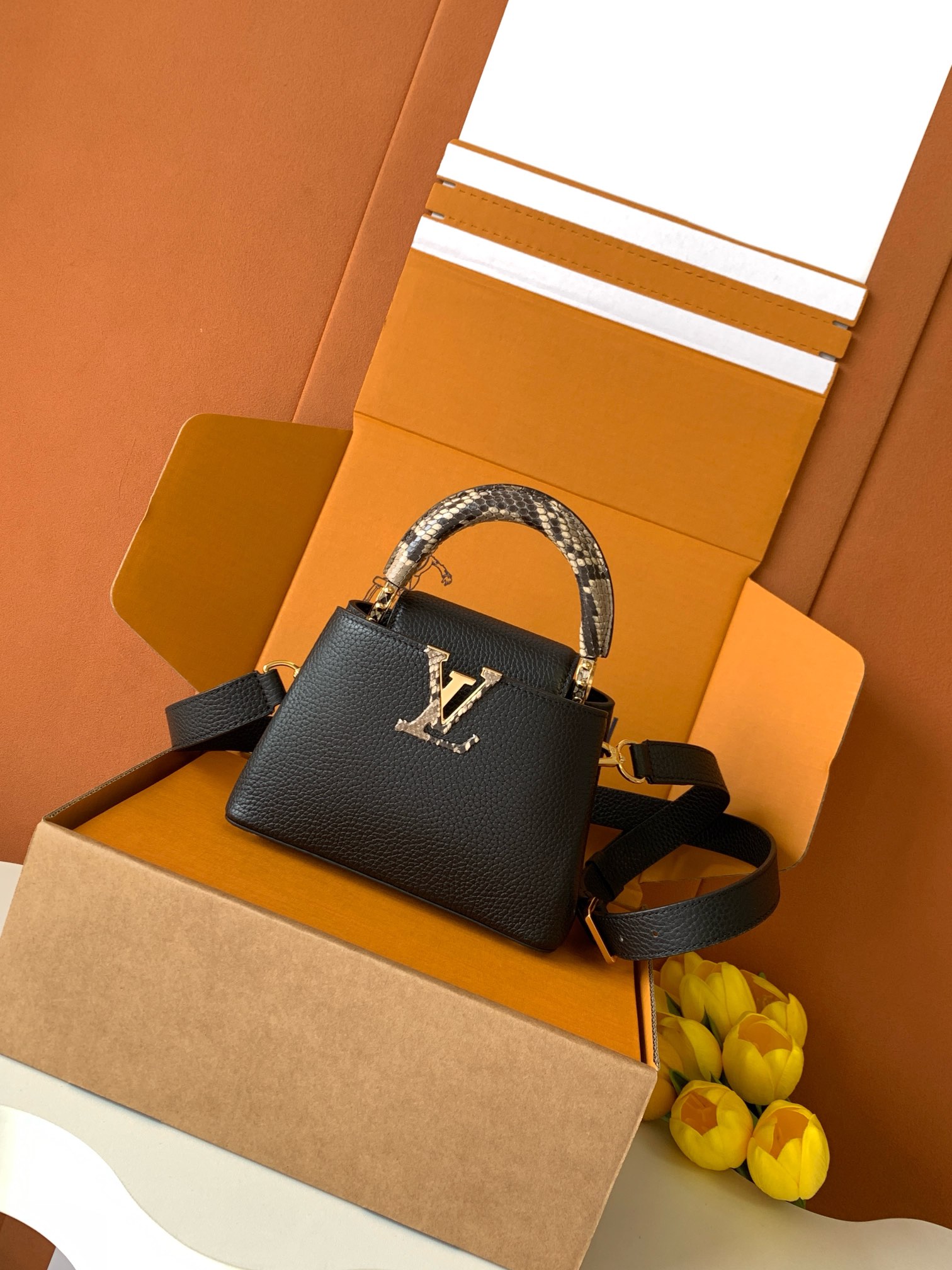 TOP Louis Vuitton LV Capucines Bag 21cm/27cm - Black with Glossy Python Gold