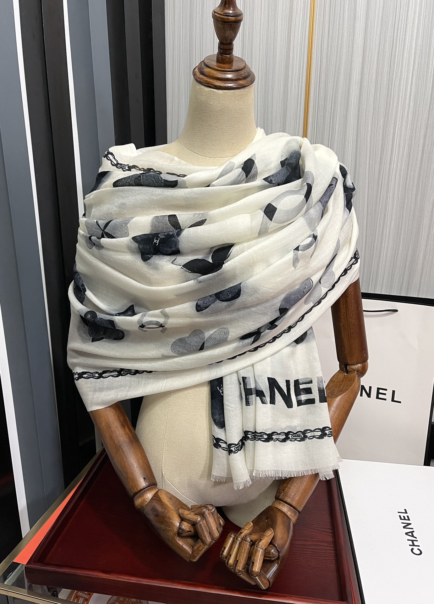 TOP CHANEL Double Sided Patterned Fleece Scarf 100 x 200 cm - 2 Colors