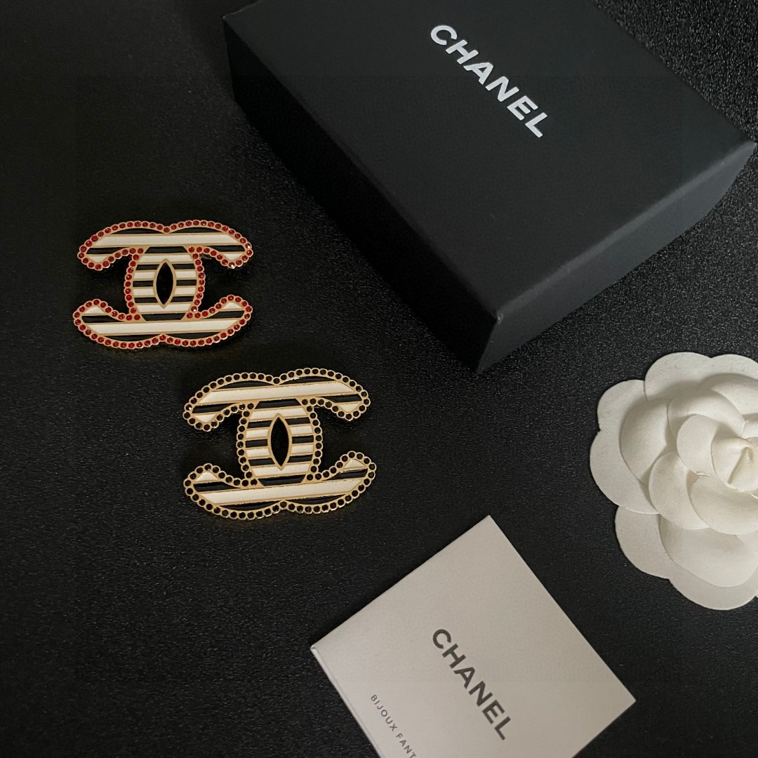 TOP CHANEL  Brooch - 2 Colors