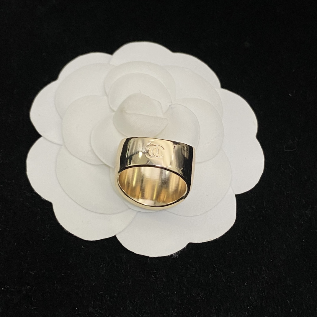 TOP CHANEL Ring - Gold and White