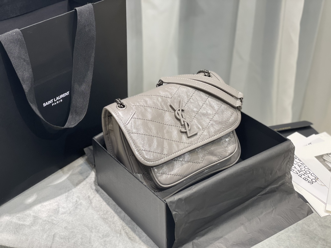 Top Yves Saint Laurent YSL Small Niki Wrinkles Leather Bag - Elephant Gray