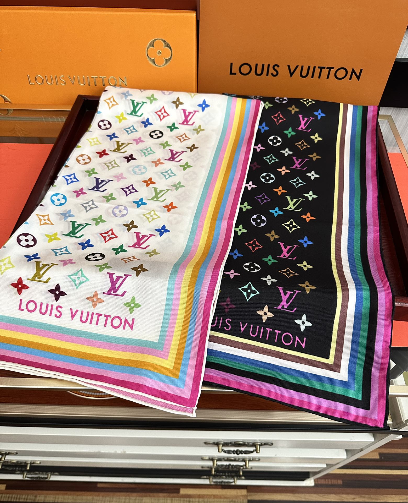 TOP Louis Vuitton LV Silk Square Scarf 90 x 90 cm - 2 Colors