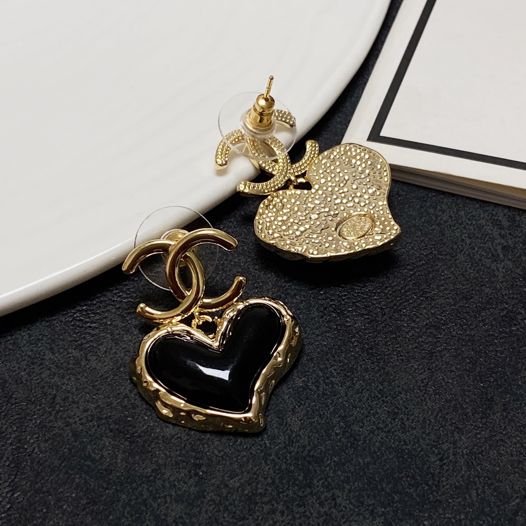 TOP CHANEL Classic Heart Stud Earrings - Black