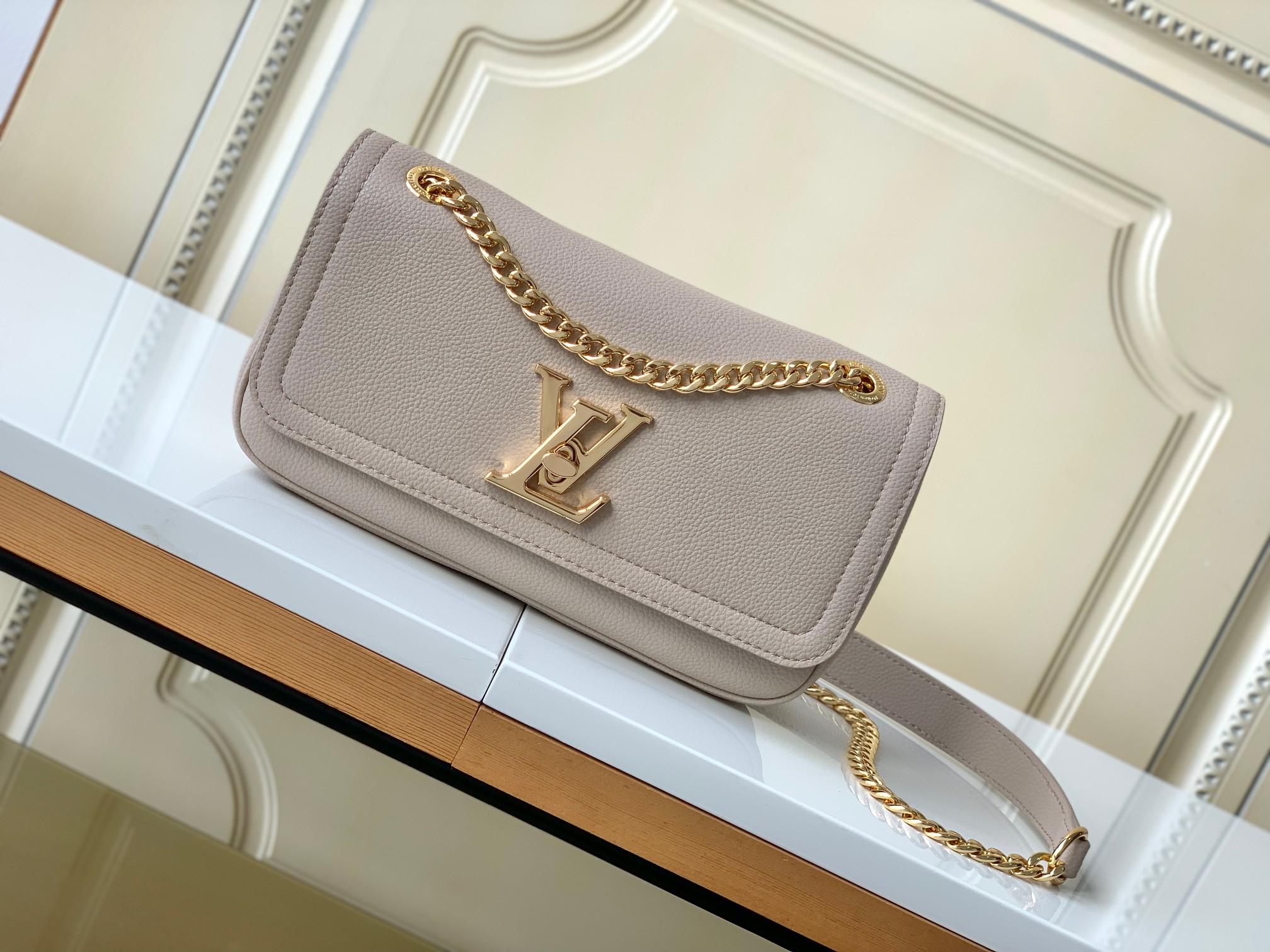 TOP Louis Vuitton LV  LockMe East West Chain Bag  23.5 x 14 x 6 cm- Three Colors