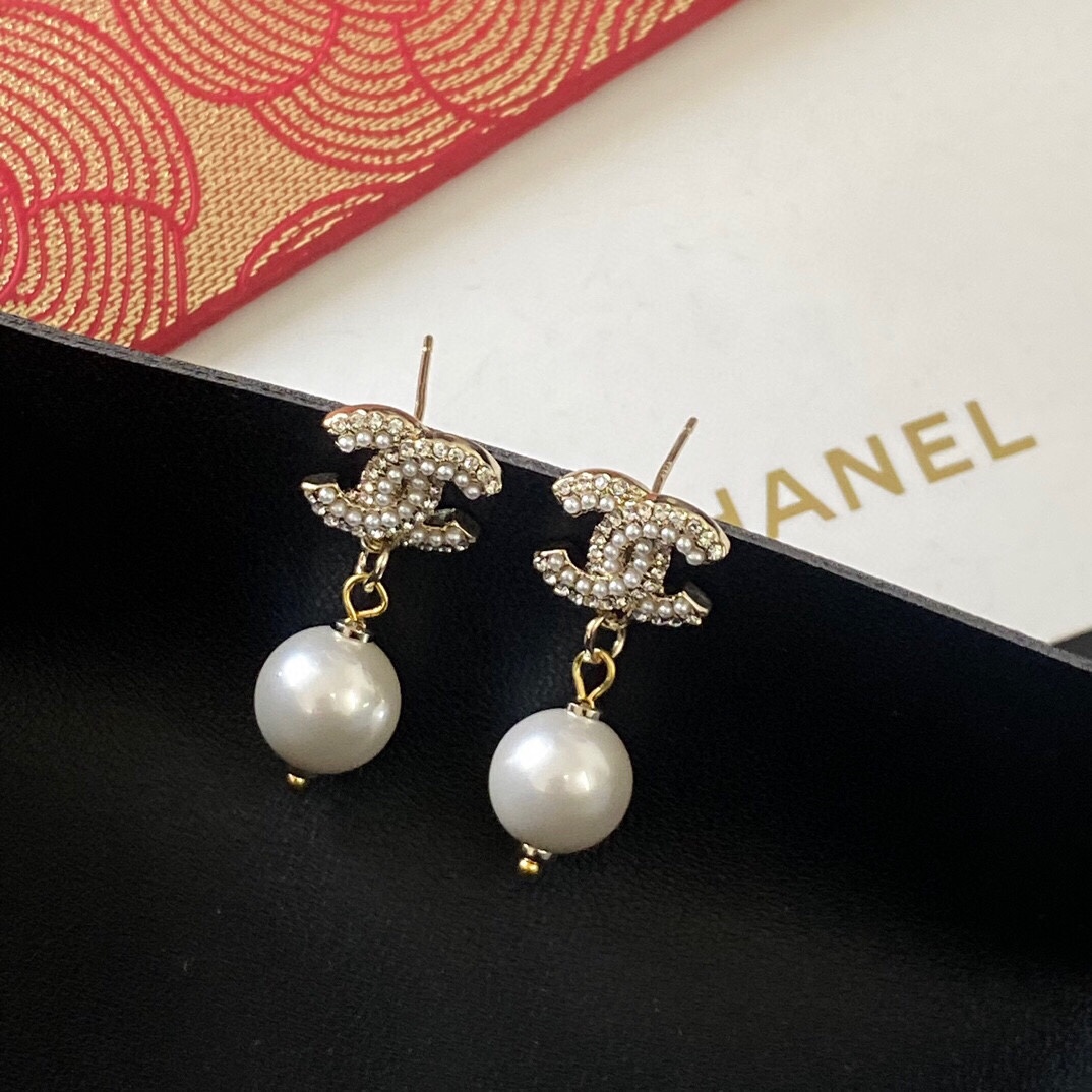 TOP CHANEL CC Pearl Earrings