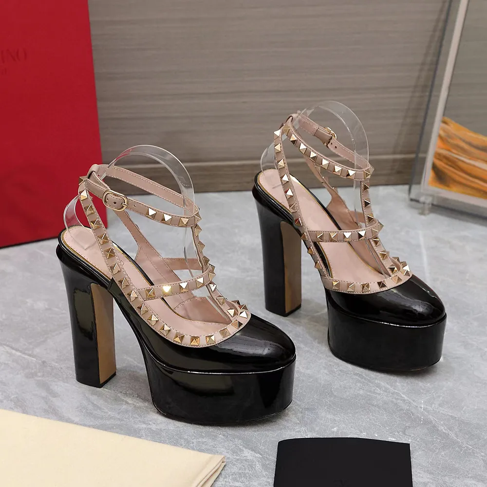 TOP VALENTINO Rockstud Patent Leather Platform Pumps - Black