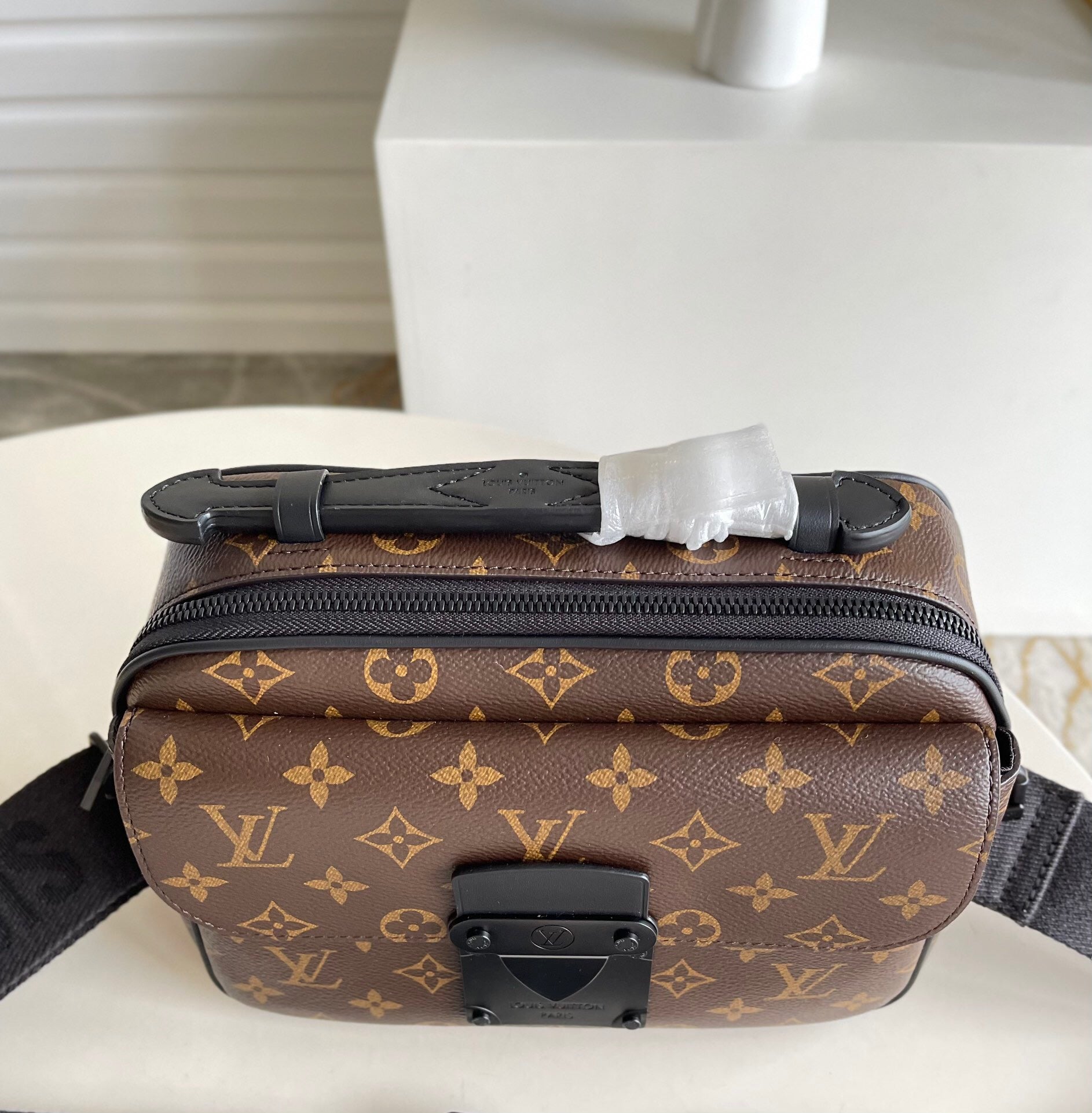 TOP Louis Vuitton LV Monogram Unisex Macassar S Lock Messenger Bag 22*18*8cm - Black