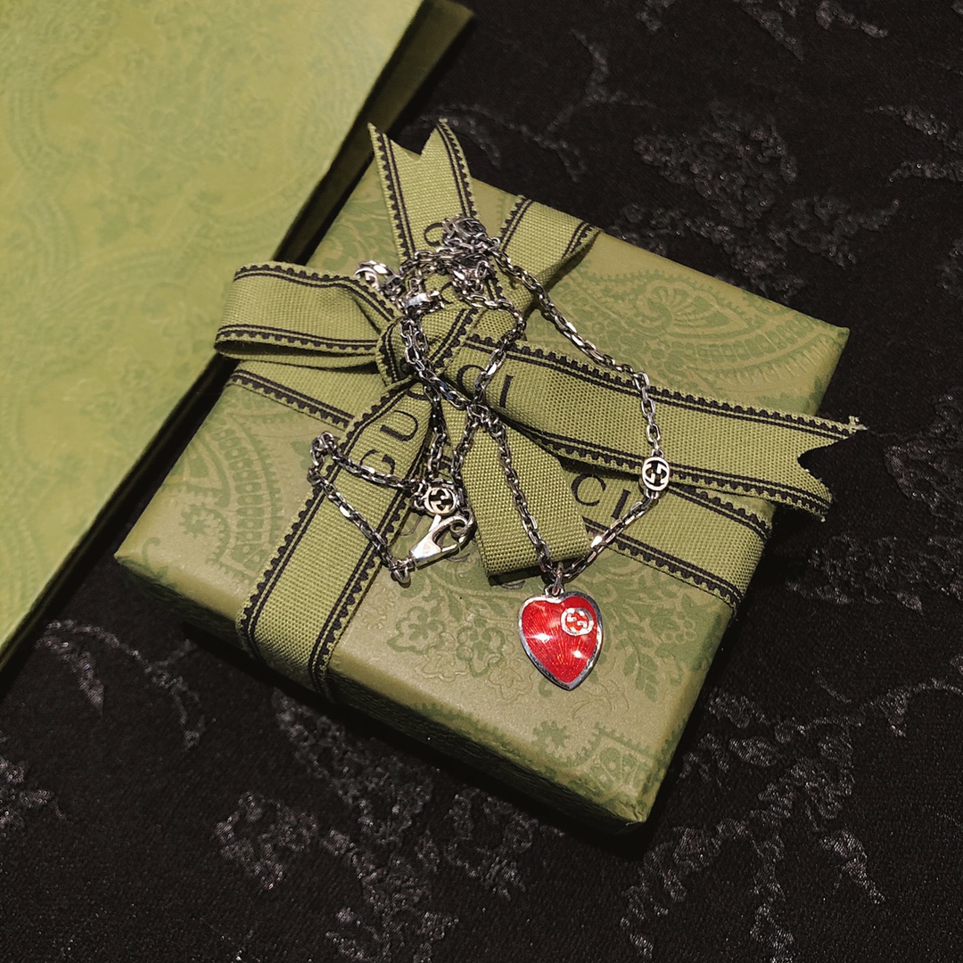 TOP GUCCI Enamel Love Necklace