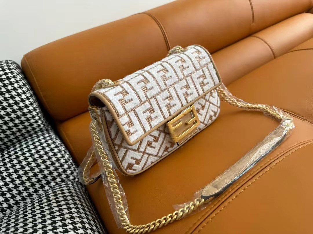 TOP FENDI Raffia Weaving Baguette Bag 24x14.5x7cm - Brown
