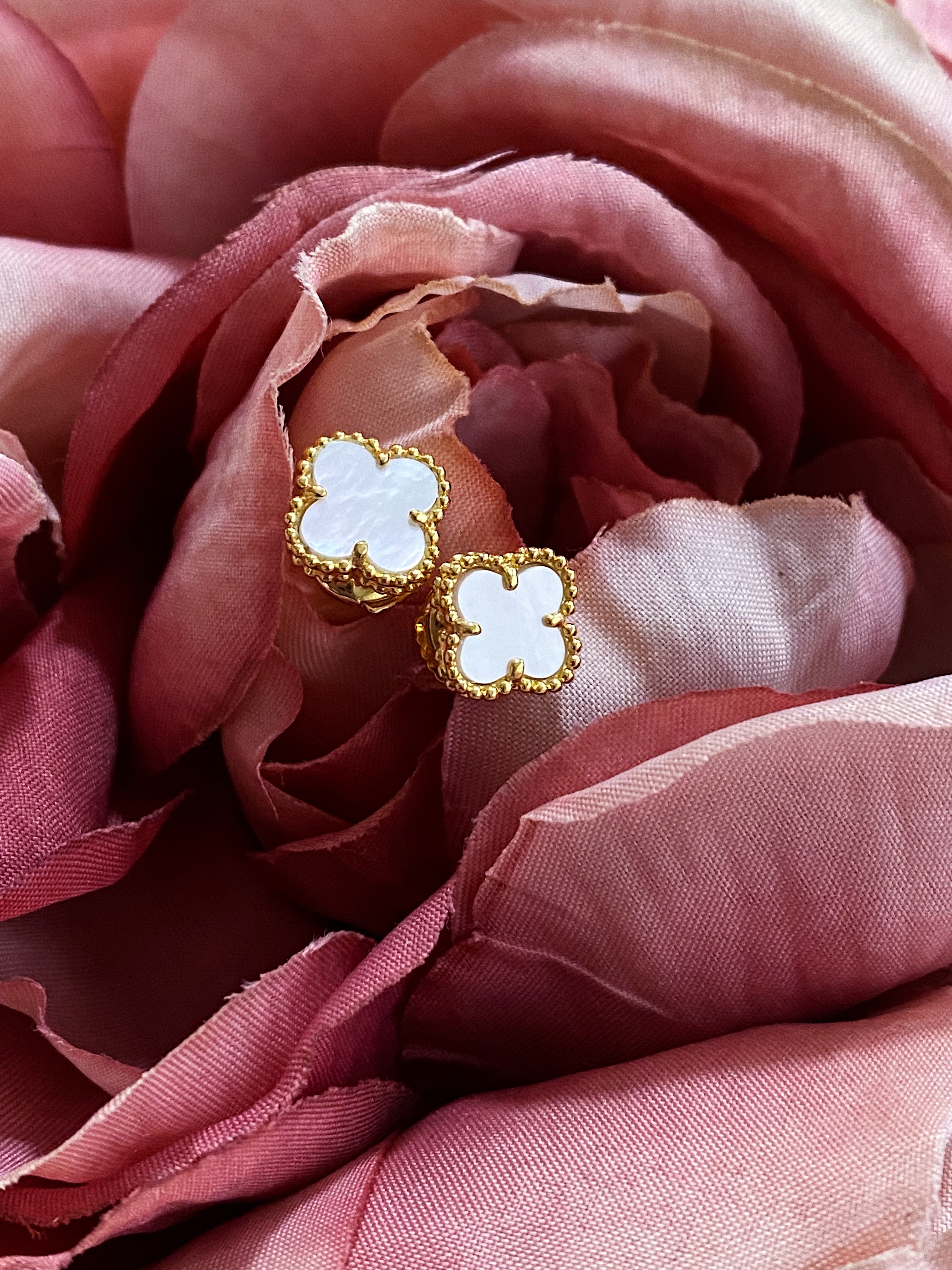TOP Van Cleef & Arpels VCA Mini Stud Earrings - Mother Of Pearls