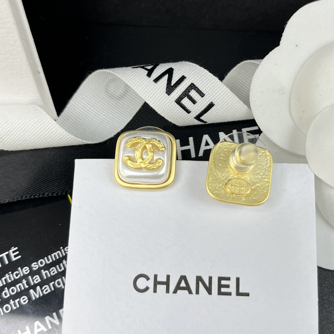 TOP CHANEL Logo Square pearls Stud Earrings
