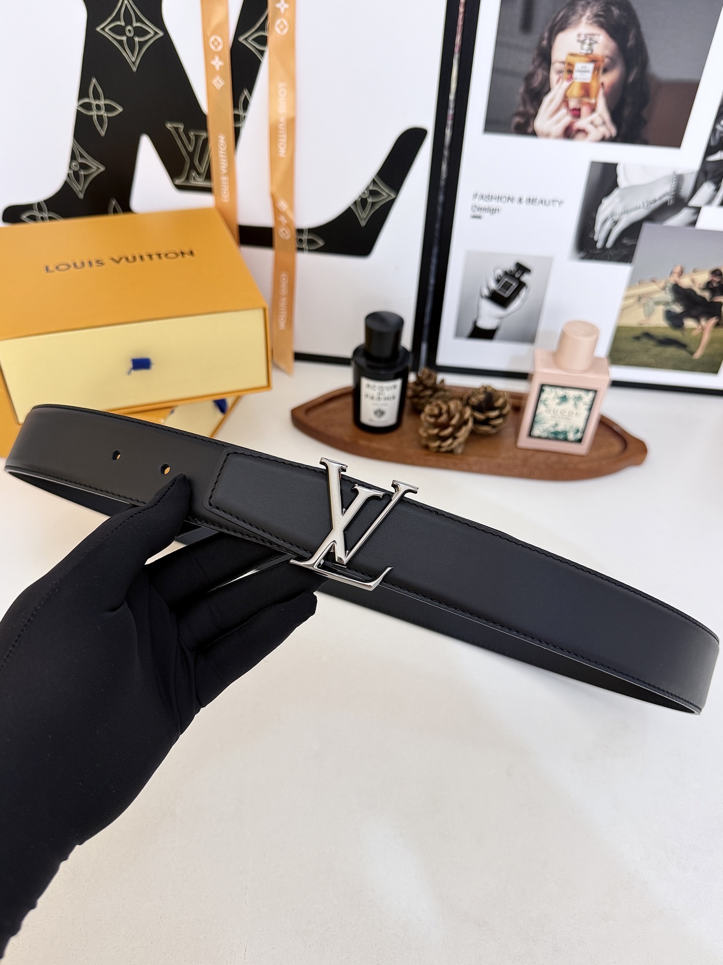 Louis Vuitton Unisex Smooth Leather Belt, LV Logo Metal Buckle, Classic Solid Black Waist Belt for Men & Women