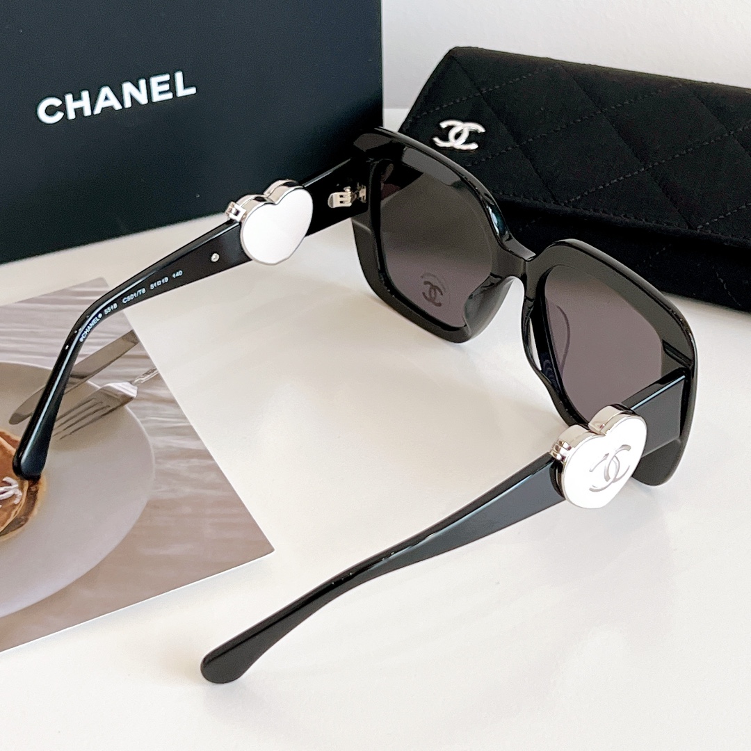 TOP CHANEL Sunglasses - Black