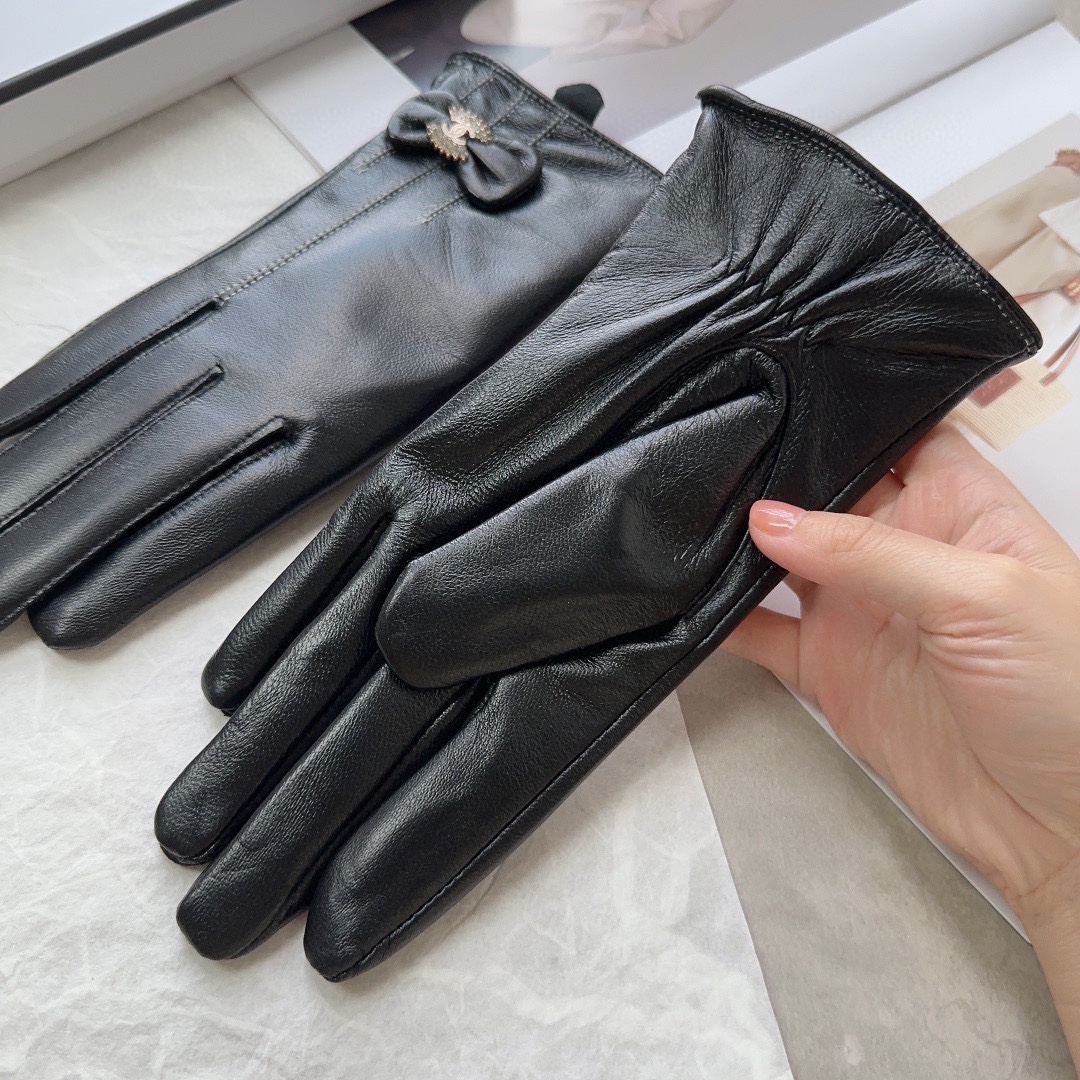 TOP CHANEL  First Grade Sheepskin Women's Gloves - Black