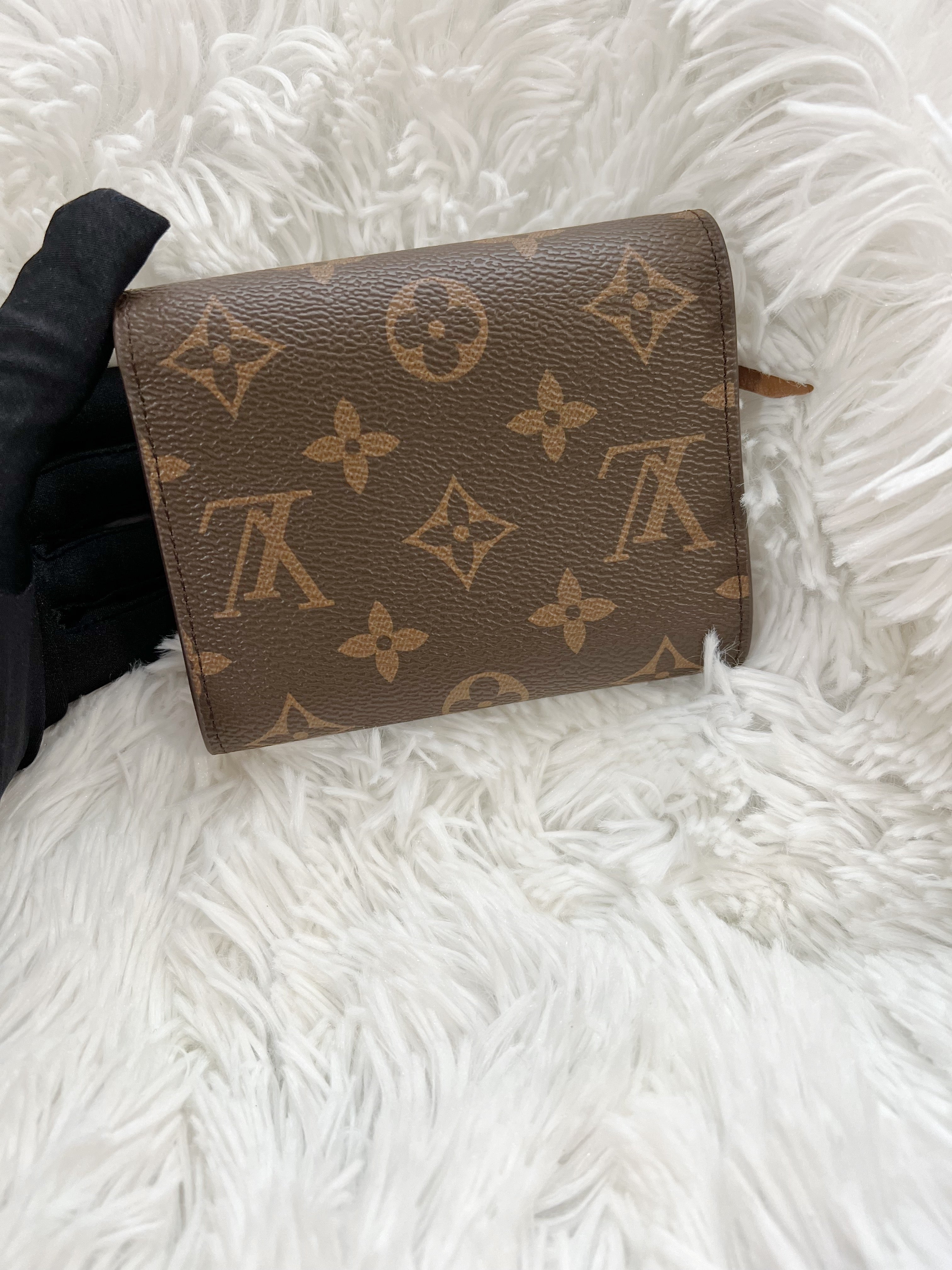 TOP Louis Vuitton LV LV Monogram Victorine Wallet - Brown