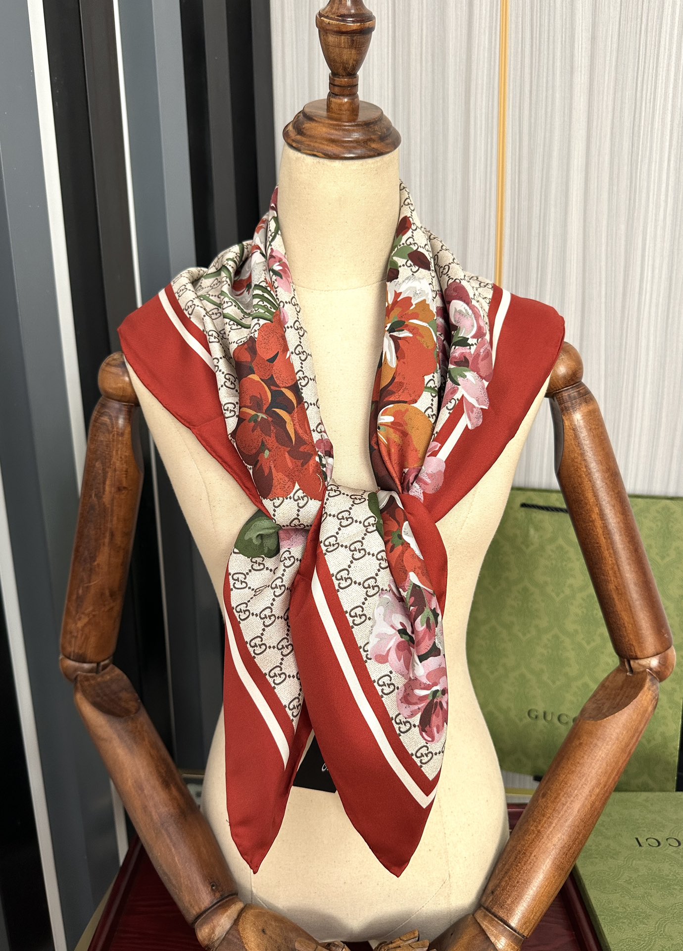 TOP GUCCI GG Flowers Cashmere Scarf 90 x 90 cm - 2 Colors