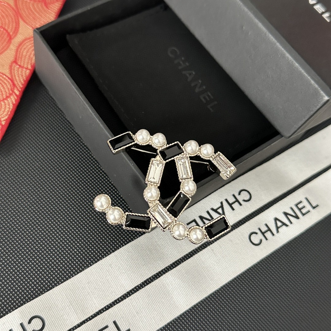 TOP CHANEL Pearl Brooch