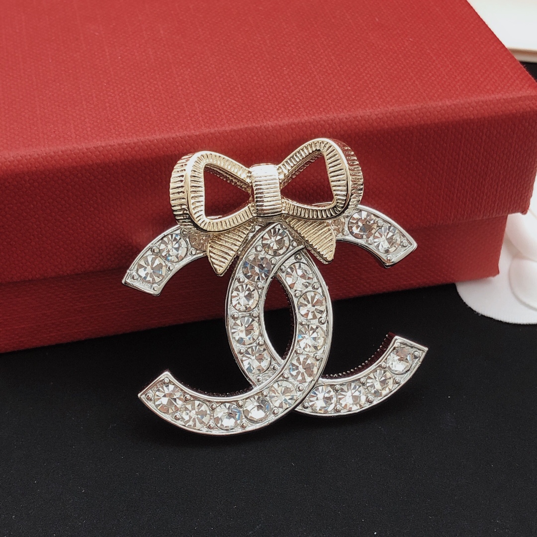 TOP CHANEL  Brooch - Sliver
