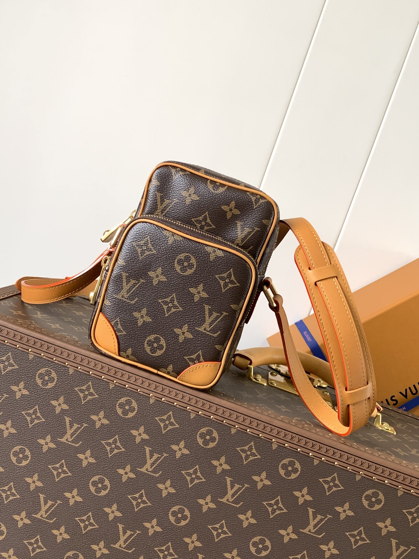 TOP Louis Vuitton LV Amazone Crossbody Bag Cowhide 13.5*20*8CM - Brown