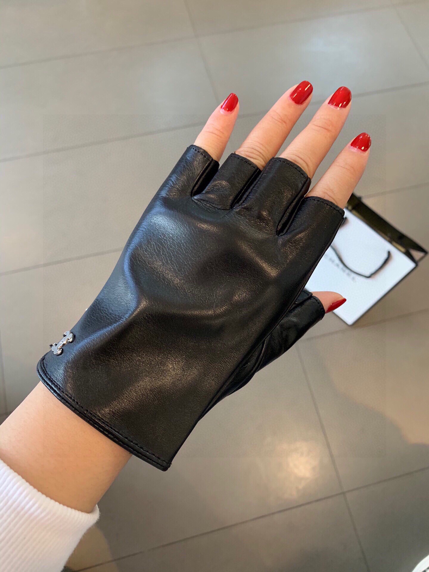 TOP CHANEL  Imported Sheepskin Gloves- Black