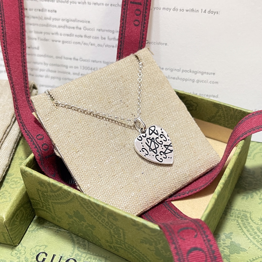 TOP GUCCI Skull Heart Necklace - Silver