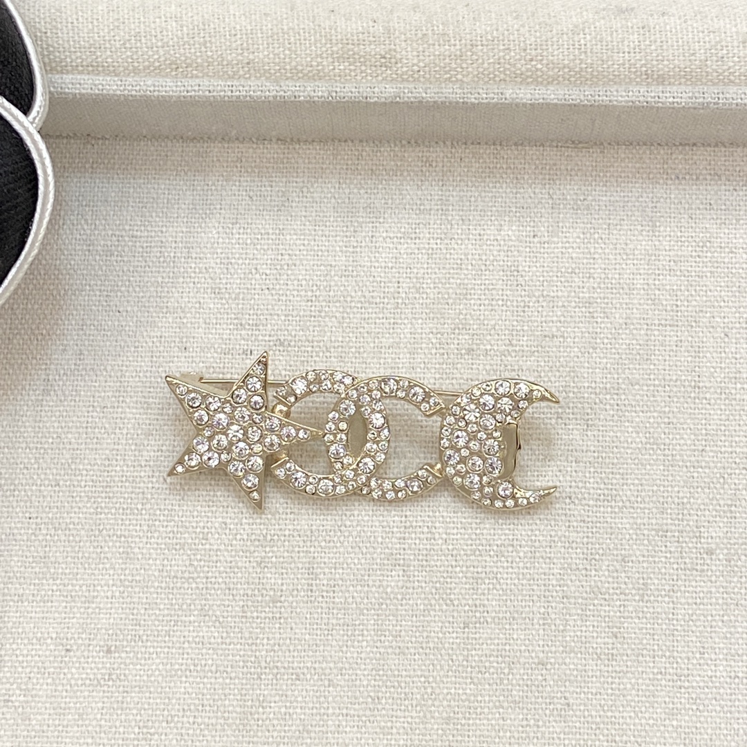 TOP CHANEL Star and Moon Brooch - 2 Colors