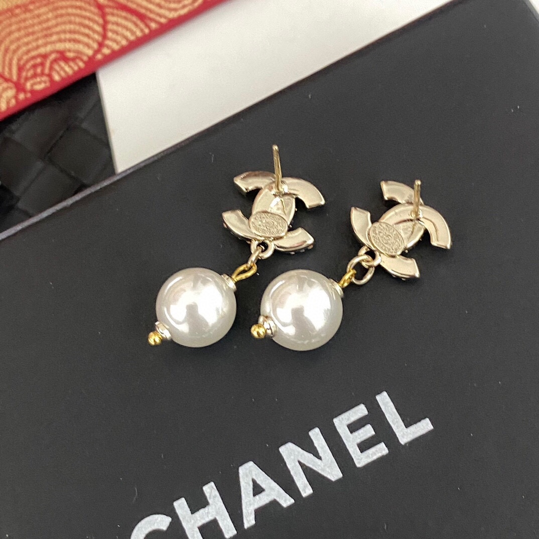 TOP CHANEL CC Pearl Earrings