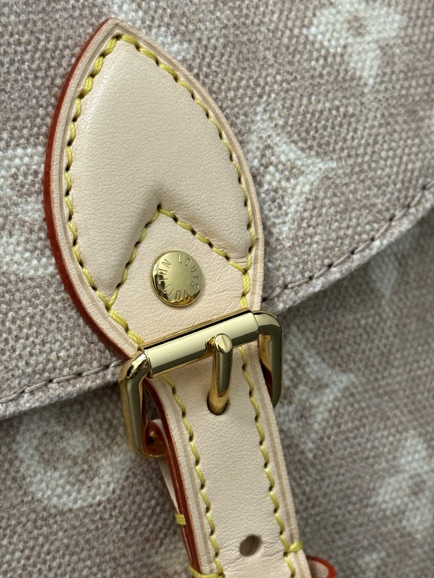 TOP Louis Vuitton LV Travels With Grace Coddington Escape Bag 21x7x30 cm - Beige