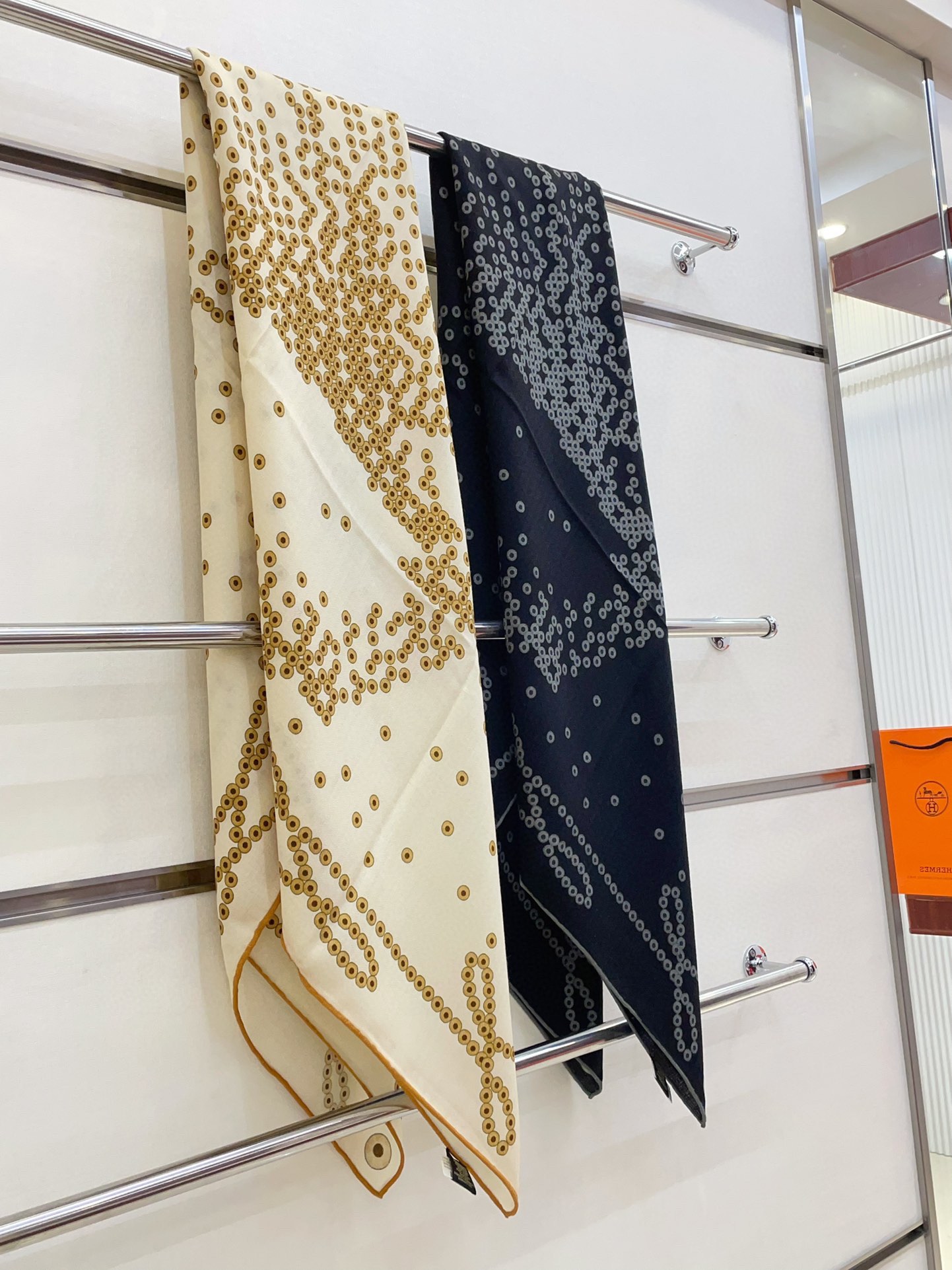 TOP HERMES Cashmere Square Scarf 140 x 140 cm - 2 Colors