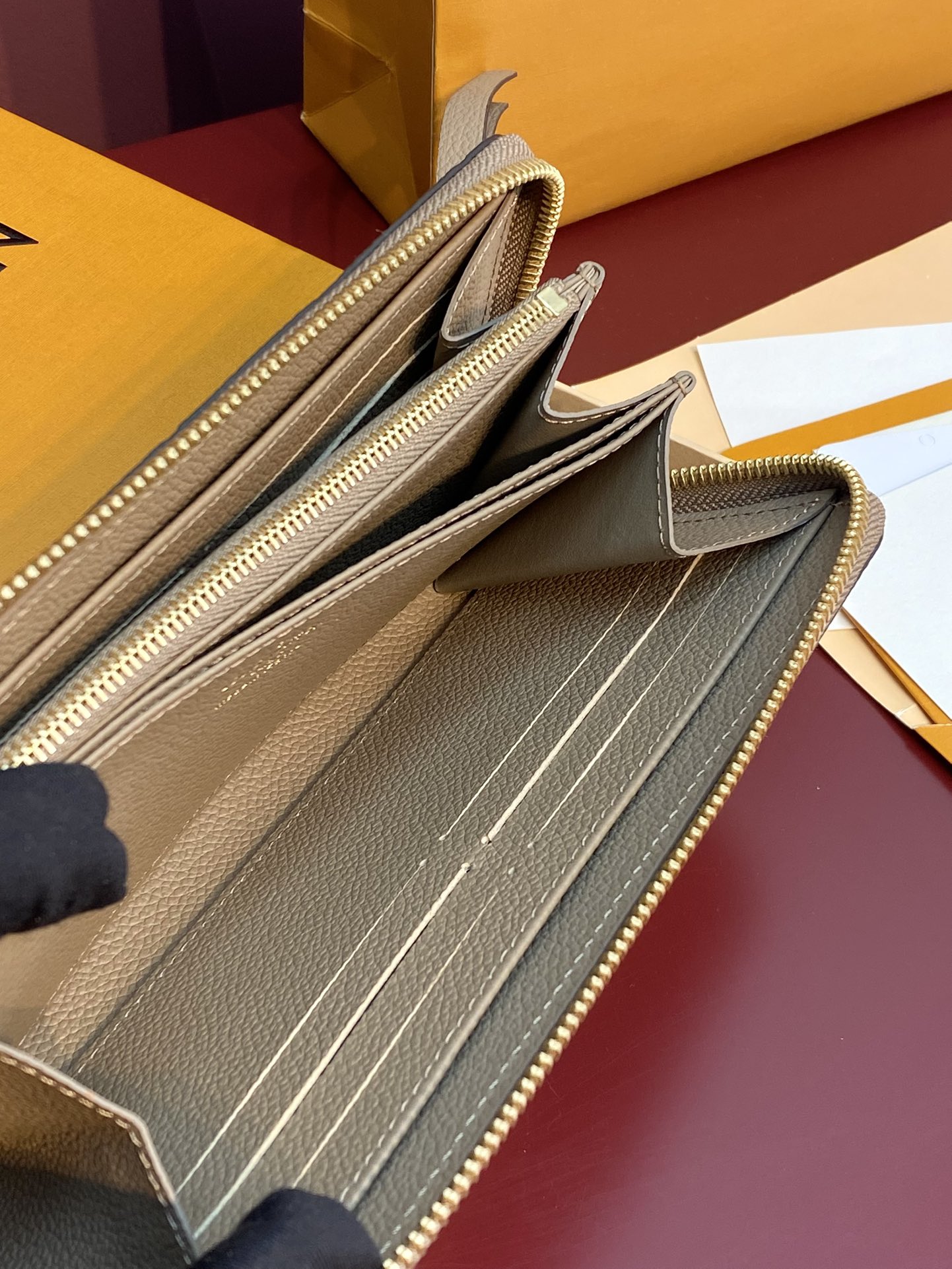 TOP Louis Vuitton LV Zippy Wallet Monogram Empreinte Leather 19.5x10cm - Khaki