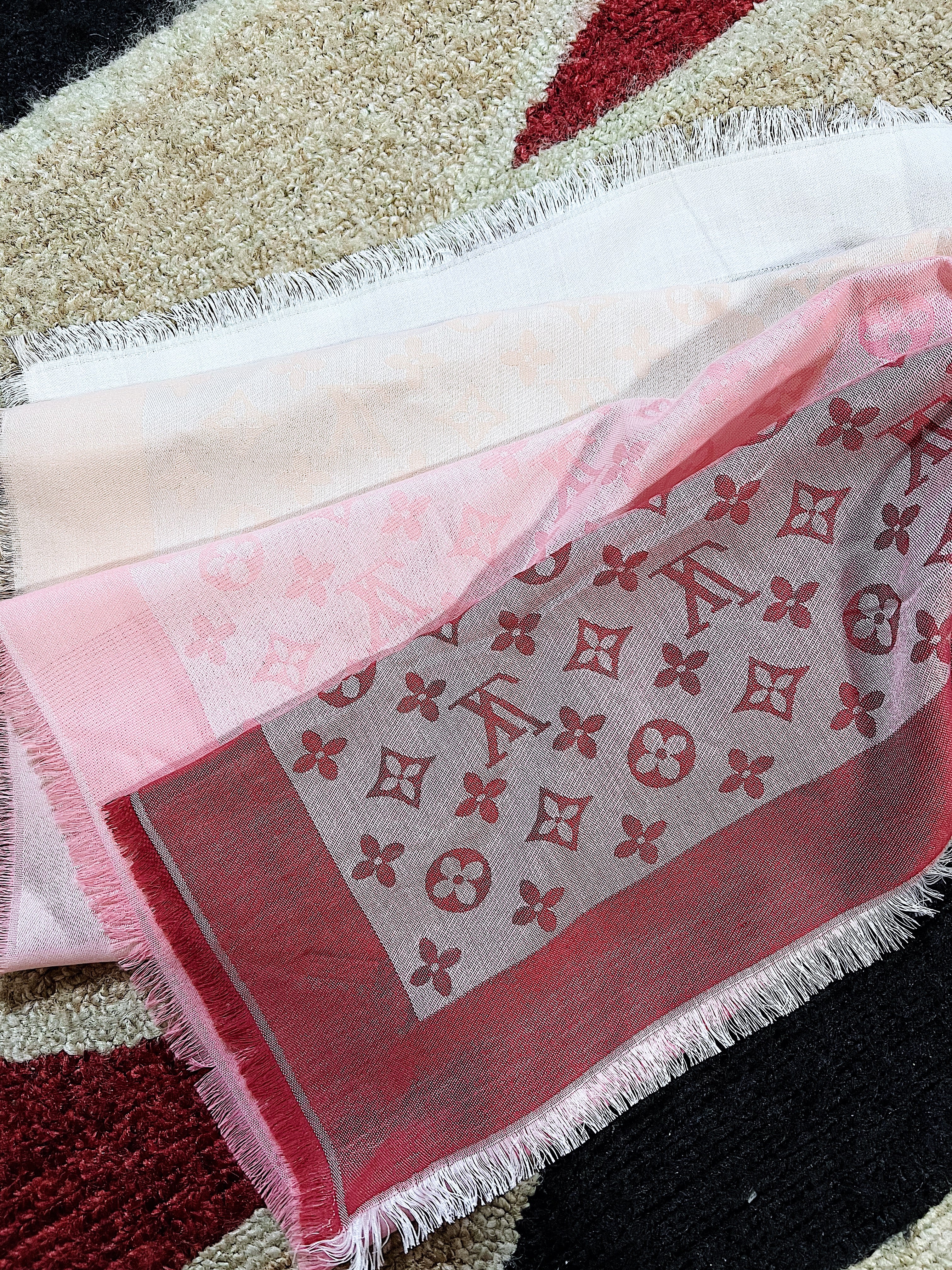 TOP Louis Vuitton LV L*V Big Square Scarf Ombré - Pink