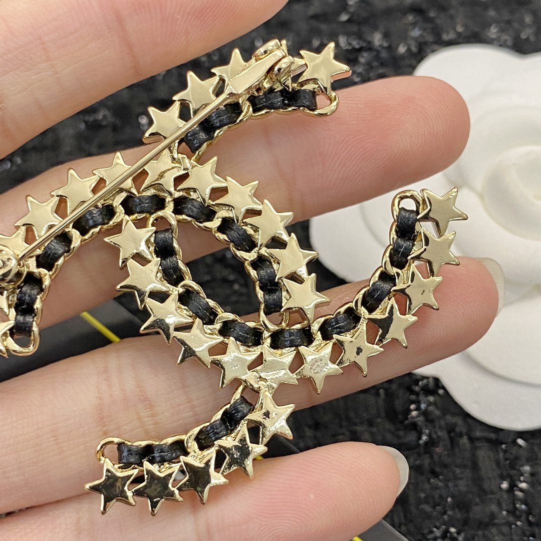 TOP CHANEL Double C Star Lambskin Brooch - Gold