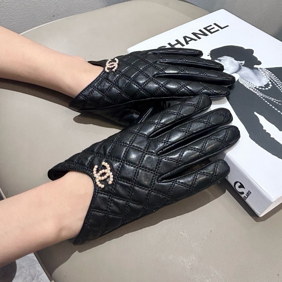 TOP CHANEL Gloves - Black