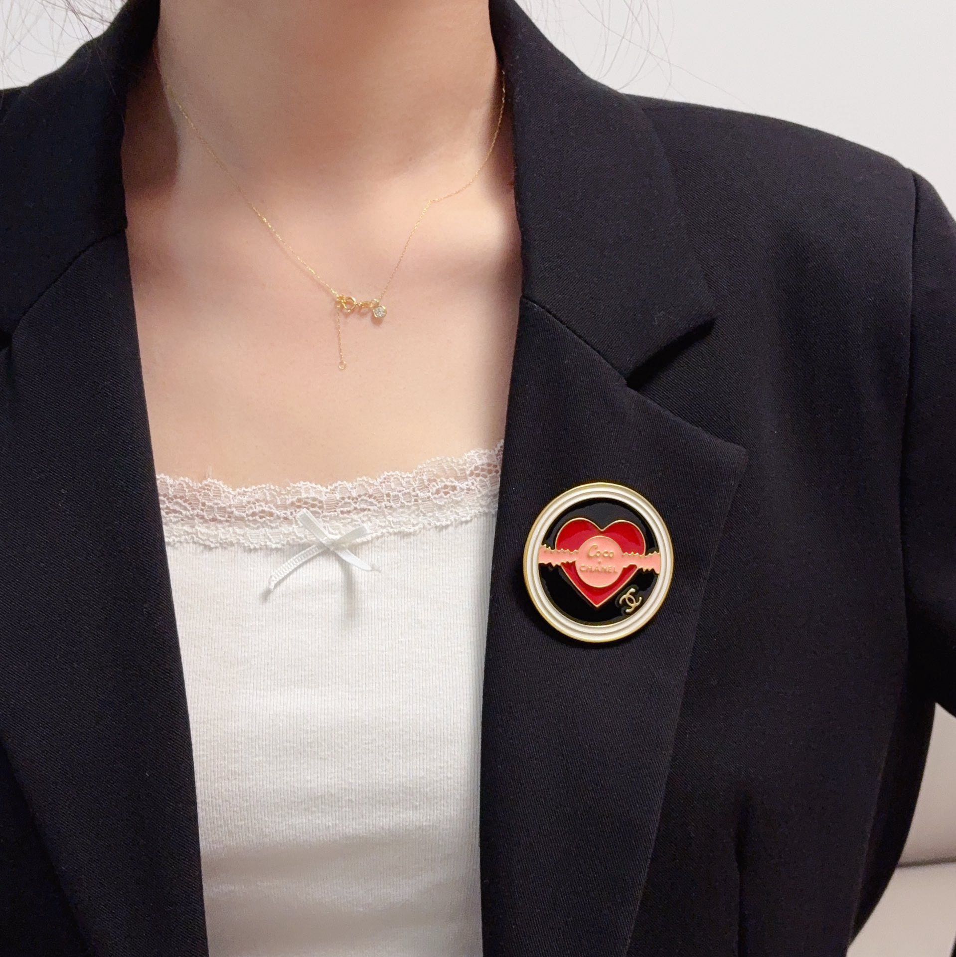 TOP CHANEL  Brooch - Gold