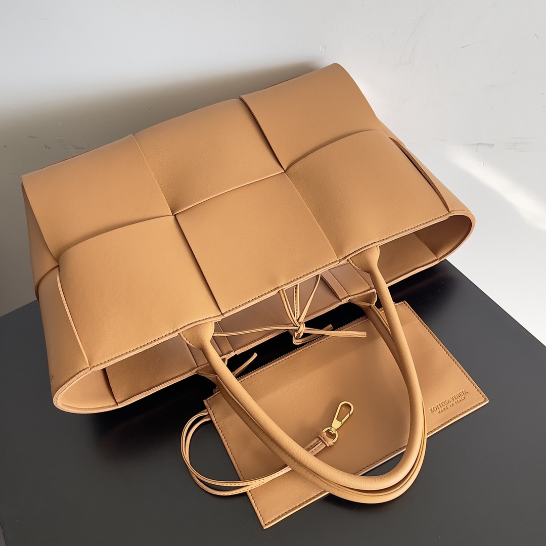 TOP Bottega Veneta BV Tote - Brown