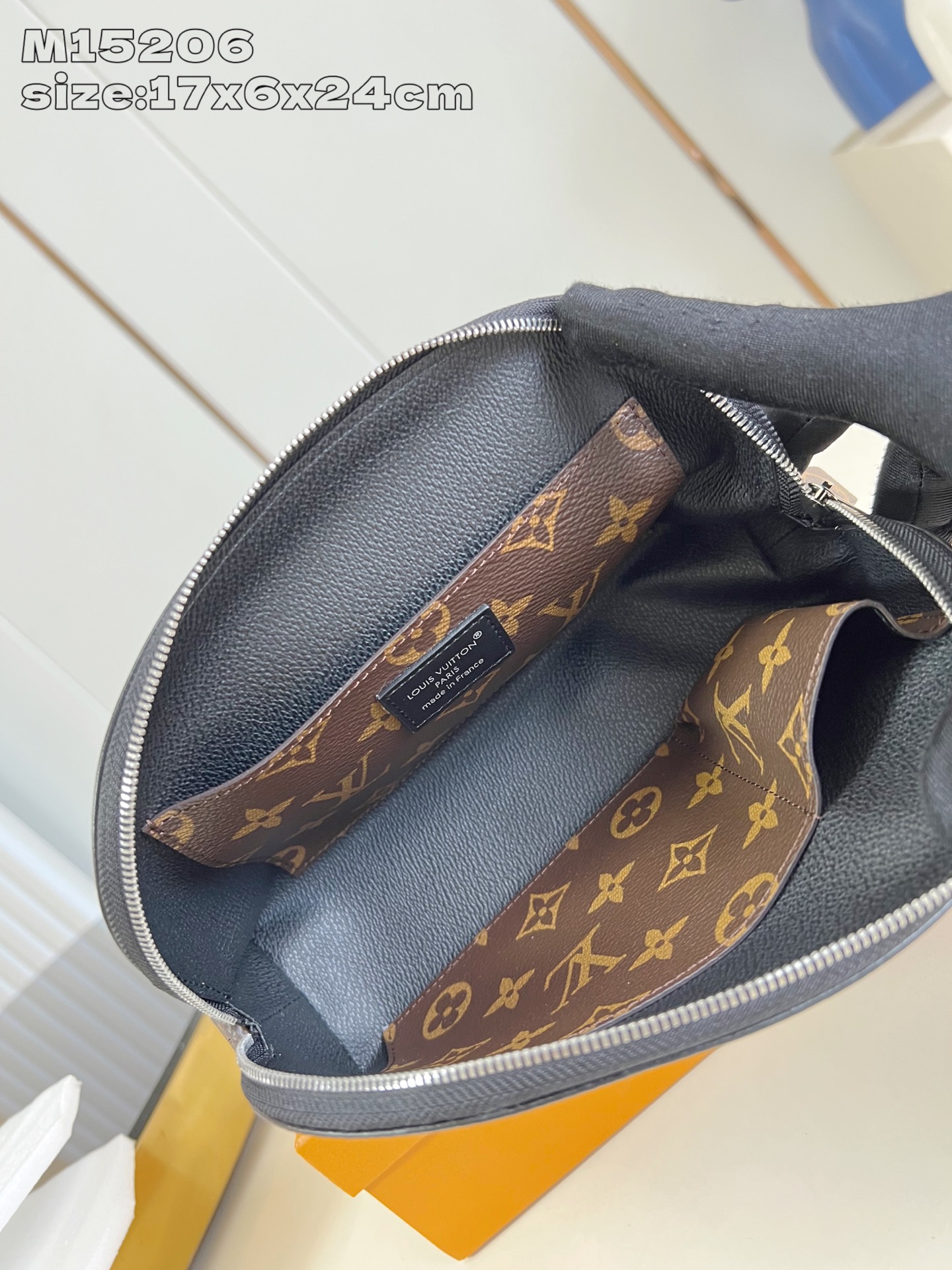 TOP Louis Vuitton LV Pochette Cosmétique Cosmetic Bag 17 x 6 x 24 cm - Black