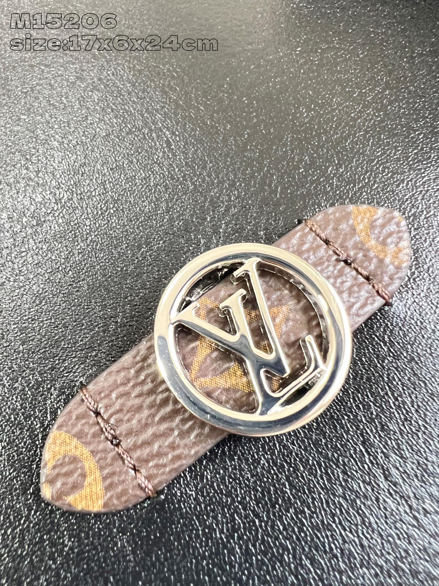 TOP Louis Vuitton LV Pochette Cosmétique Cosmetic Bag 17 x 6 x 24 cm - Black