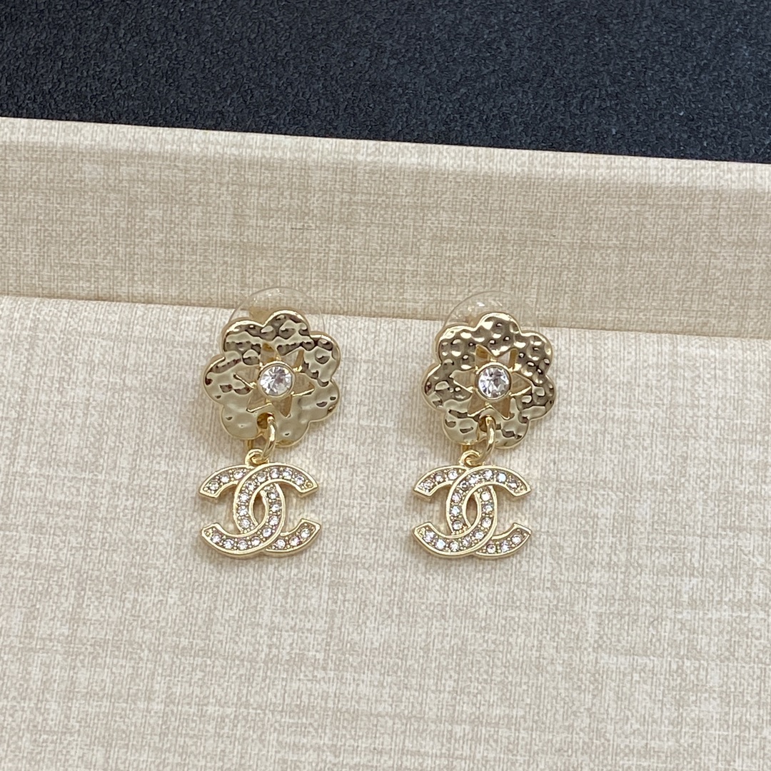 TOP CHANEL CC  Earrings- Gold