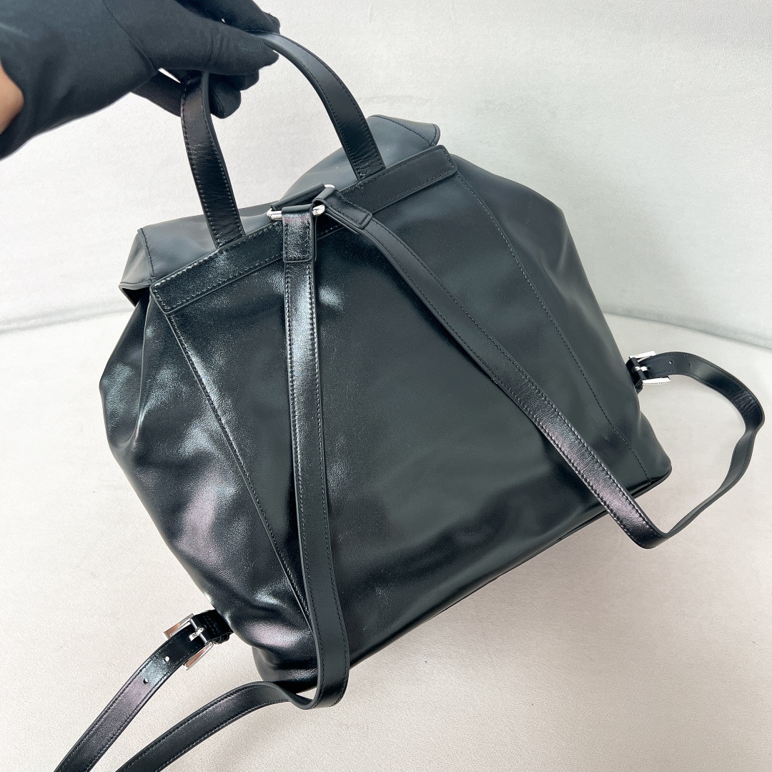 TOP PRADA Backpack Oil Wax Skin 30x32x15cm - Black