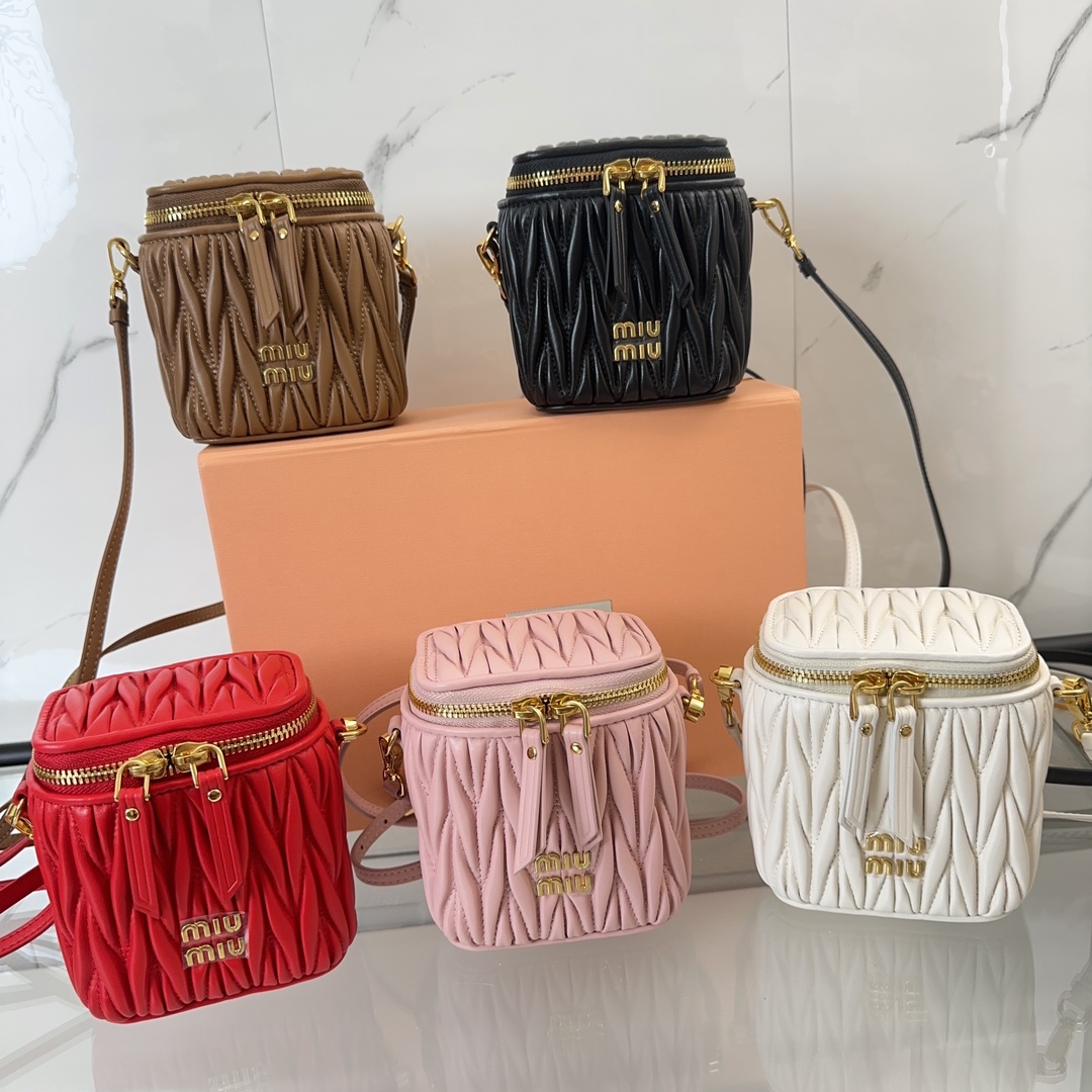 TOP Miu Miu Classic Matelasse lambskin  mini Cosmetic Bag 10.5 x 9.5 x 7  cm - 4 Color